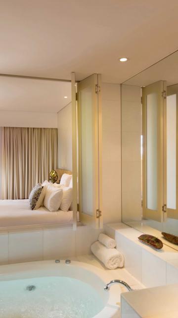Large soaker tub adjoining luxurious hotel suite bedroom | Uluru Australia | Uluru Rockies | Mossmangor Indigenous Tourism